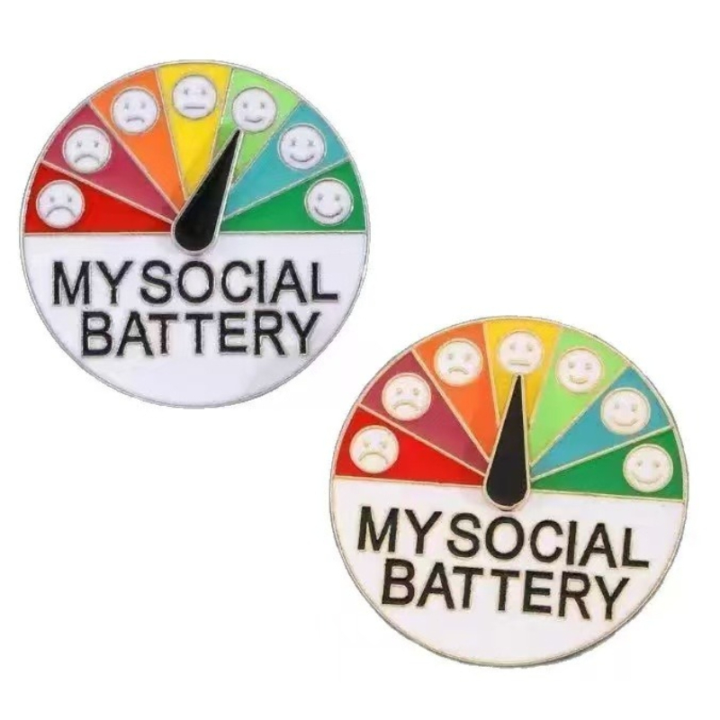 Embroidery Initials - Humorvolle, stimmungsaufhellende Energie-Pin-Brosche mit „Social-Batterie“-Motiv, Unisex-Emaille-Pin,