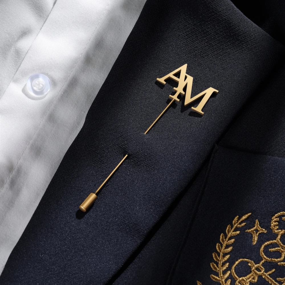 Embroidery Initials - Personalisierte Brosche mit Initialen für Herren,