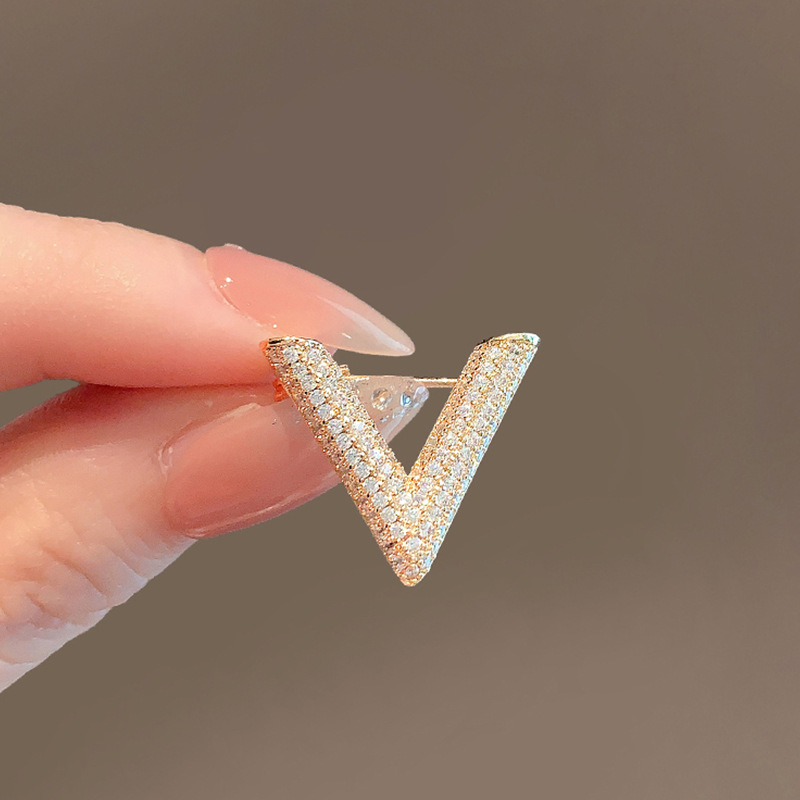 V-Buchstaben Strass-Brosche: K – Embroidery Initials Bewertung und Preis